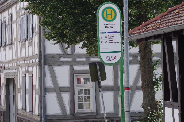 Bushaltestelle mit Blick auf die Ergotherapiepraxis SENSUS – Anfahrt mit dem Bus